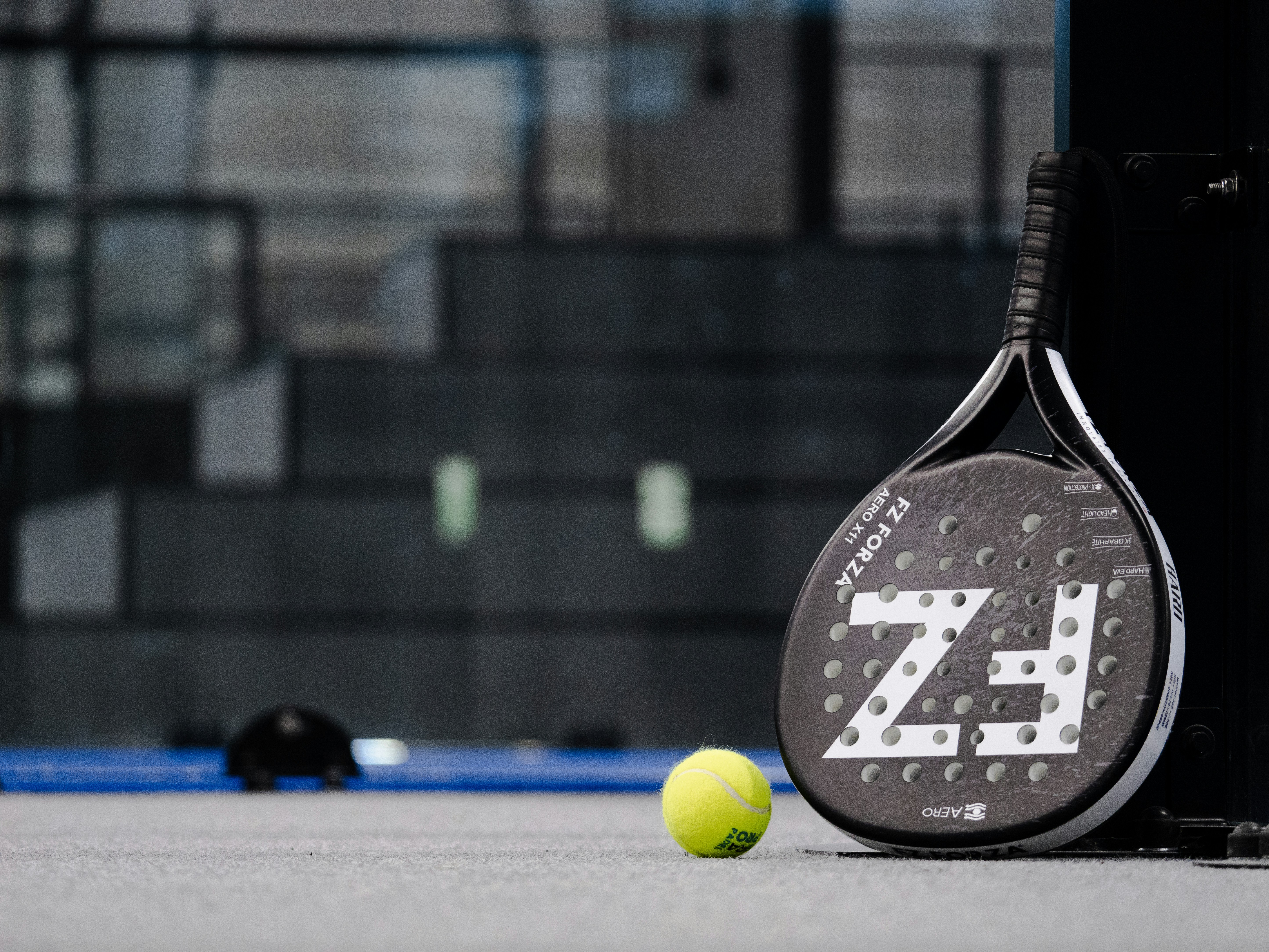 Doi jucatori de padel in meci la Zone 47